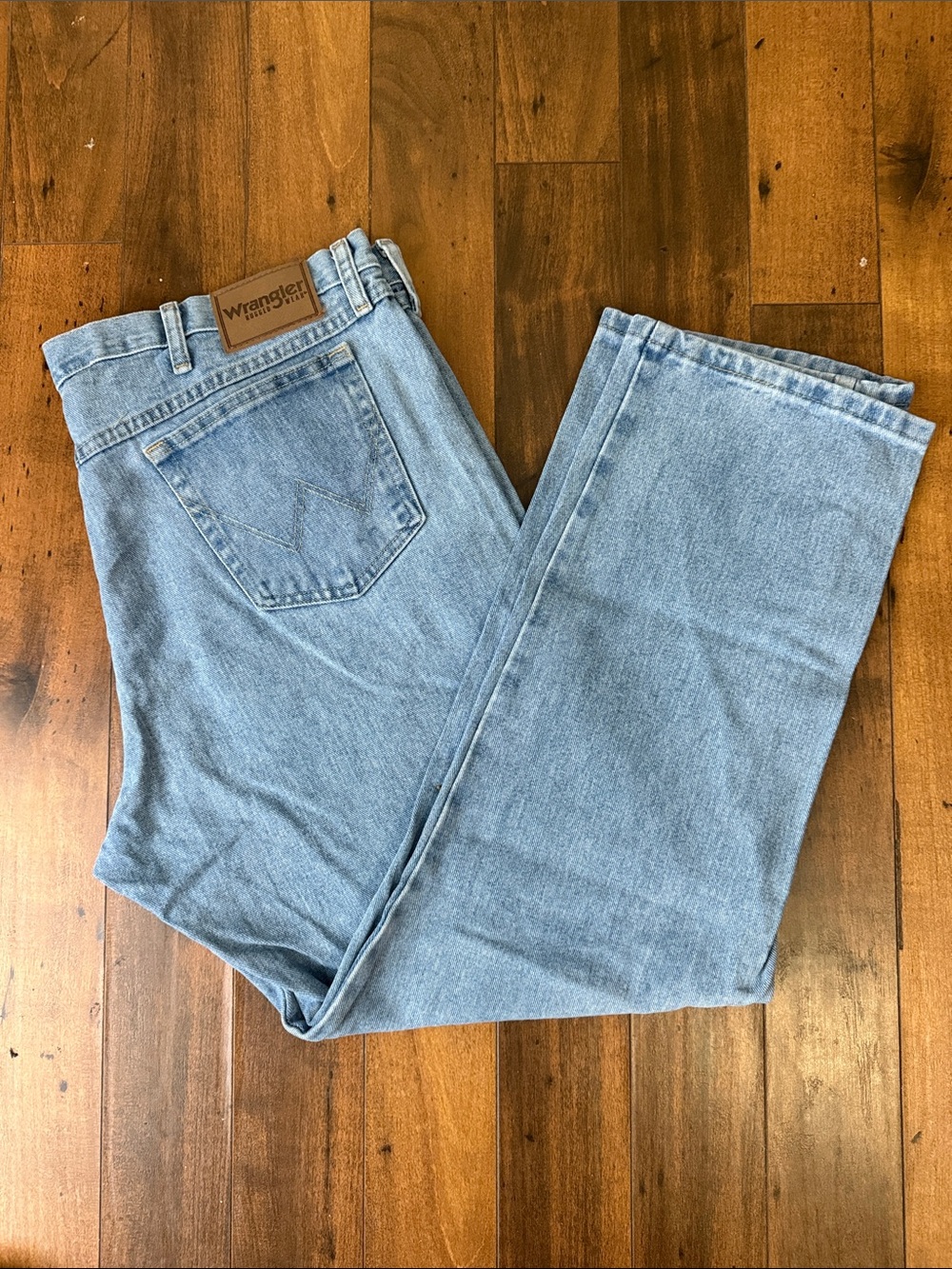 Wrangler Men’s Light Wash Blue Relaxed Jeans 40 x 30